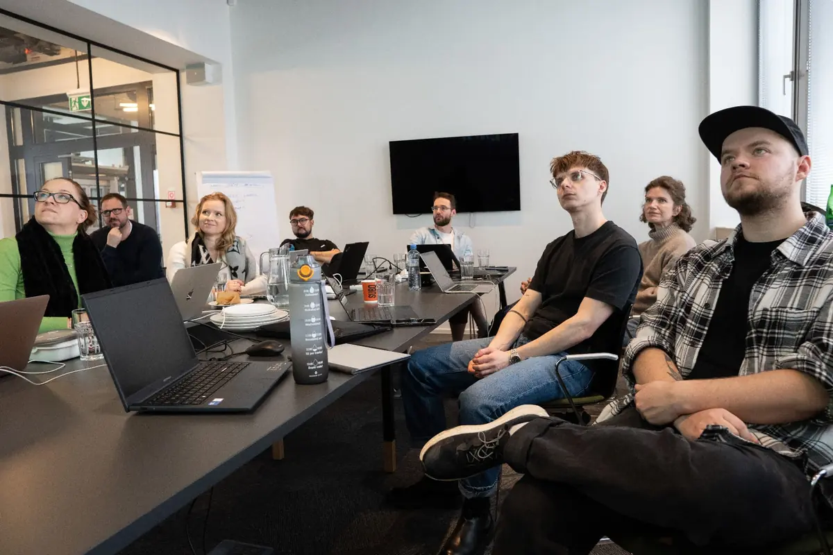 Účastníci firemného workshopu počas prezentácie