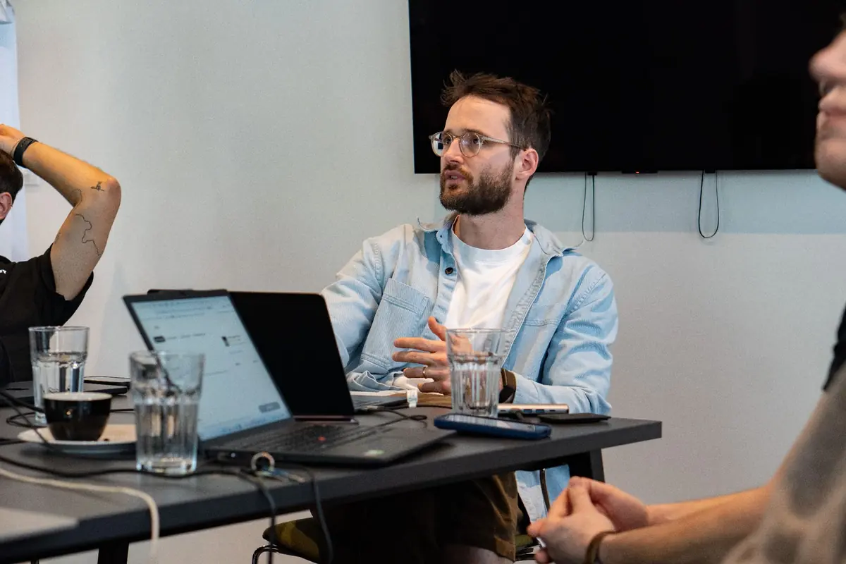 Účastník workshopu pri diskusii